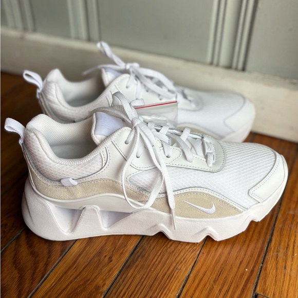 Women’s NIKE RYZ 365 2 White and Cream Athletic Sneakers Size 8 NEW - Picture 3 of 8